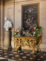 Tableau doré à décor floral et peinture 'Nature morte aux fleurs' par Jean-baptiste Monnoyer
