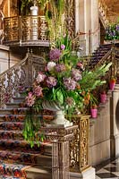 Affichage floral avec pivoines, alliums et fleurs d'alouette au pied du grand escalier