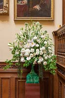 Présentoir floral sur escalier en chêne avec fleurs Allium 'Mont Everest' et Pivoine 'Duchesse de Nemours' dans un vase en malachite