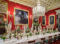 Grande salle à manger avec des décorations florales de table de pois de senteur, de bleuets et de fleurs Sweet William