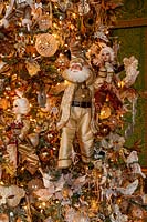 Arbre de Noël décoré de masques vénitiens, papillons et lunes dans la chambre des rois, Vaux le Vicomte
