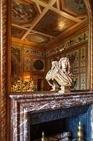 Buste de Le Brun sur cheminée dans la salle à manger, Vaux le Vicomte