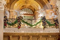 Décorations de Noël, y compris les frondes d'asperges sur le balcon de la grande salle, Castle Howard