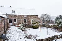 Maison et jardin sous la neige