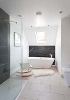 Salle de bain moderne avec chaise Eames