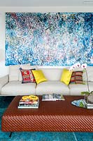 Peinture abstraite colorée au-dessus du canapé