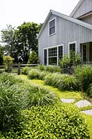 Bordures de jardin avec des herbes ornementales