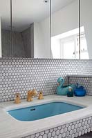 Lavabo de salle de bain moderne avec robinets ornés