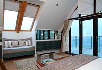 Chambre de style côtier avec balcon