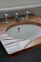 Lavabo de salle de bain avec contour en bois