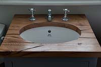 Lavabo de salle de bain avec contour en bois