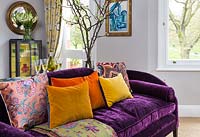 Ameublement coloré sur canapé violet