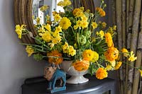 Vase de fleurs de renoncule et de narcisse