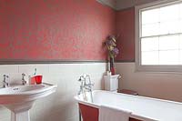 Papier peint à motifs dans la salle de bain