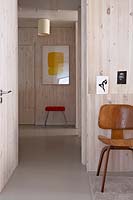 Couloir avec des murs recouverts de bois