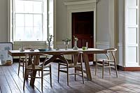 Table à manger en bois et chaises Wishbone