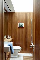 Mur recouvert de bois dans la salle de bain