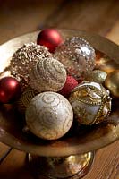 Boules de Noël dans un bol en métal