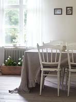 Chaise blanche à table à manger