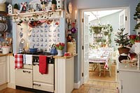 Cuisine et salle à manger de style rustique décorées pour Noël