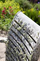 Lichens poussant sur un siège de jardin