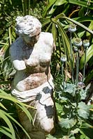 Statue classique en bordure de jardin