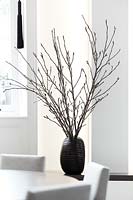 Branches dans un vase noir