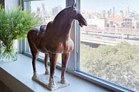 Sculpture de cheval sur le rebord de la fenêtre