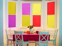 Traitement de fenêtre coloré dans la salle à manger