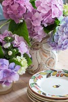 Vase de fleurs d'hortensia sur table de cuisine