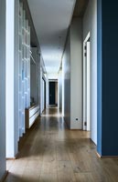 Couloir avec plancher en bois