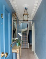 Hall d'entrée bleu avec murs en plâtre poli