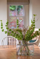 Vase de cloches d'Irlande fleurs sur table à manger