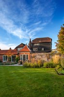 Coach house et jardin en automne, conçu par Barbara Brooks