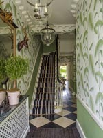 Couloir classique avec papier peint à motifs