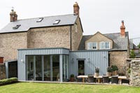 Cottage en pierre avec extension moderne