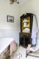 Commode vintage dans le coin salle de bain