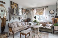 Salon avec mobilier vintage et objets de collection