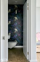 Papier peint à motifs dans les toilettes