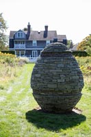 Sculpture en pierre dans le jardin