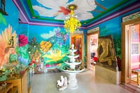 Chambre colorée avec des peintures murales florales