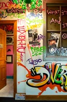 Couloir décoré de graffitis