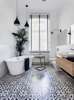 Salle de bain moderne avec carrelage au sol