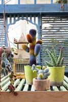 Ornements de cactus tricotés colorés
