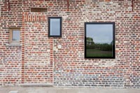 Bâtiment de ferme converti avec des fenêtres contemporaines