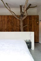 Chambre avec sculpture d'arbre