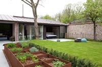 Maison et jardin minimal