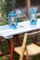 Lanternes bleues sur table de jardin