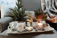 Plateaux à thé avec décorations de Noël
