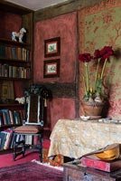 Meubles anciens et accessoires dans la salle du livre - Cothay Manor